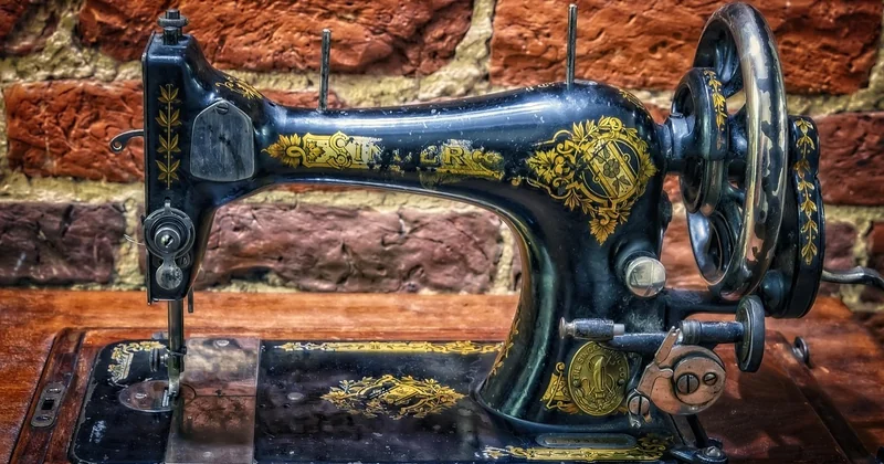 Couture à la main ou à la machine : que choisir pour débuter ?